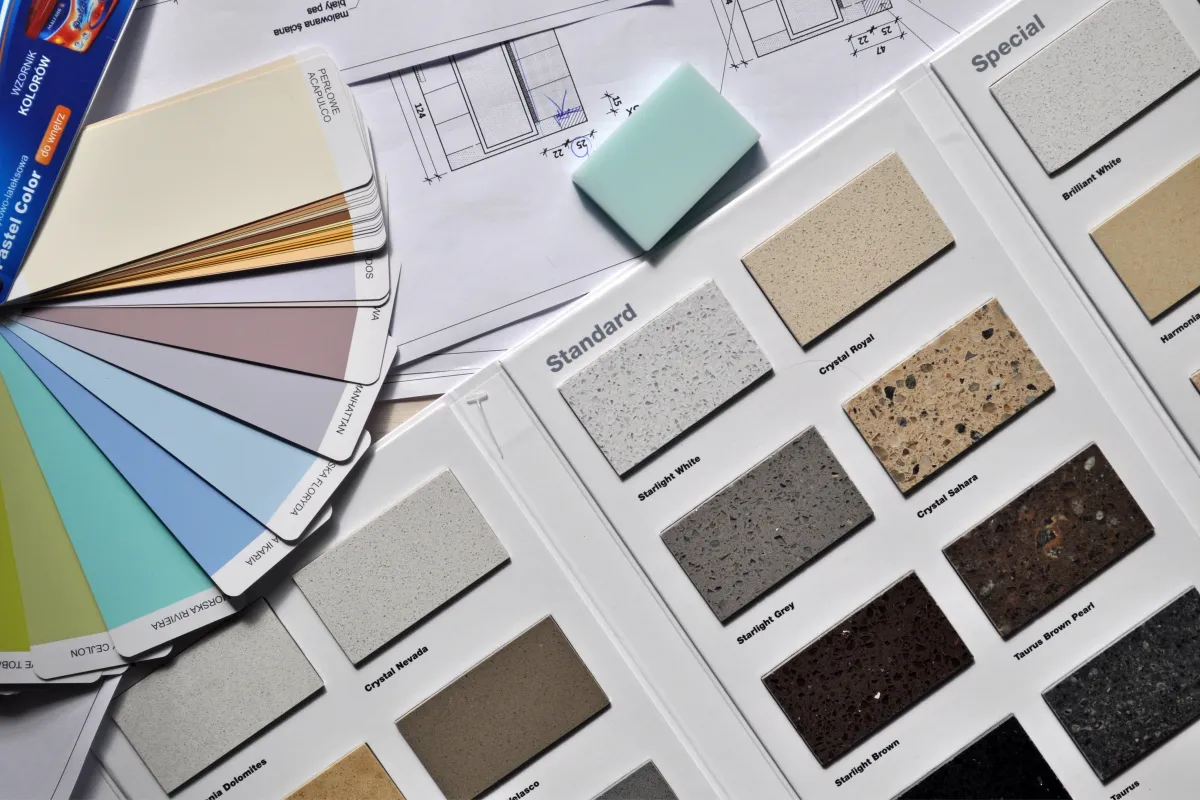 Catálogo de amostras de cores e texturas, com tons pastel e placas de superfícies em diferentes acabamentos e materiais