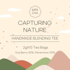 Embalagem de chá MiriCha Capturing Nature em tom bege claro com ilustração de colinas coloridas, logotipo “MIRI CHA”, texto “Capturing Nature – Handmade Blending Tee” e indicação “2g x 10 Tea Bags” de Goji Berry e Persimmon
