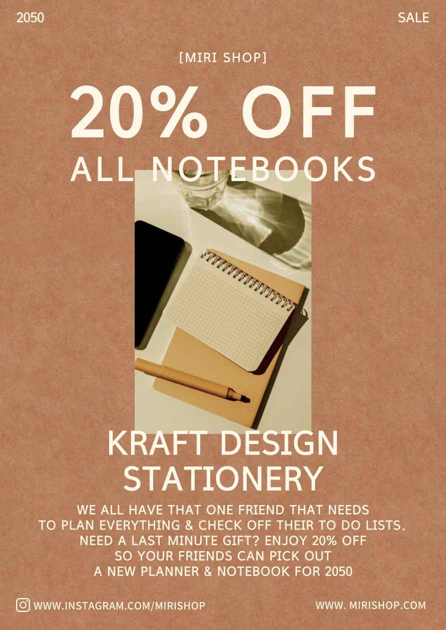 Cartaz promocional oferecendo 20% de desconto em cadernos, com imagem de caderno kraft, caneta e copo sobre mesa iluminada.