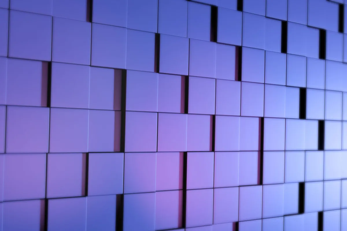 Superfície de cubos tridimensionais alinhados formando uma parede iluminada com luzes roxas e azuis
