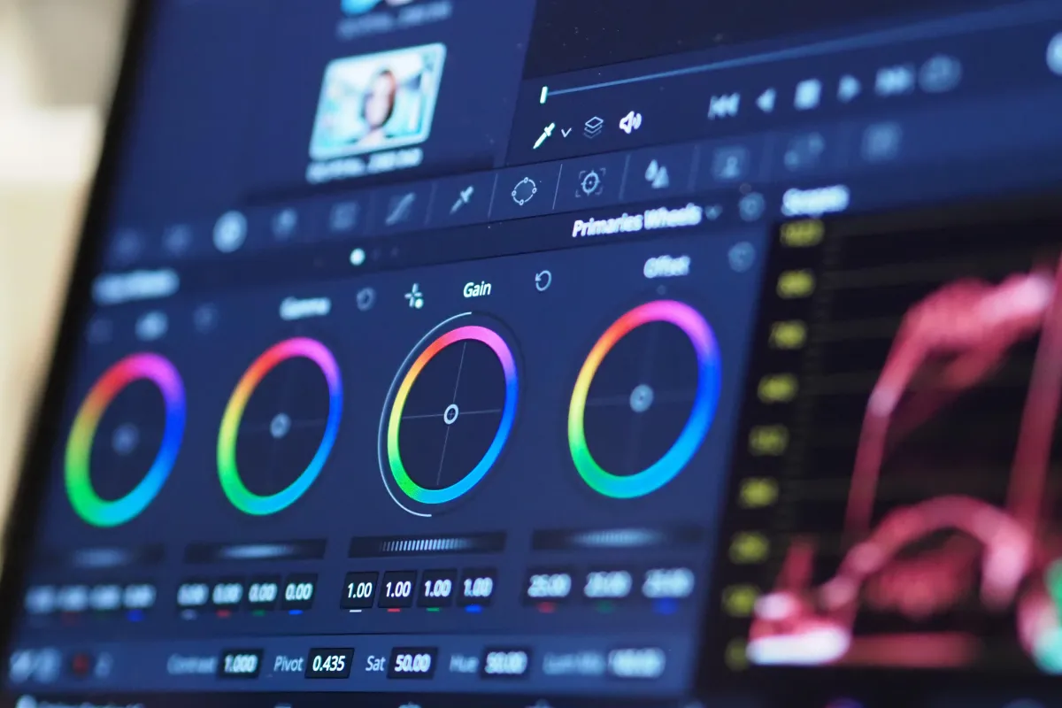 Tela de software de edição de vídeo exibindo rodas de cores para ajustes de correção e gradação